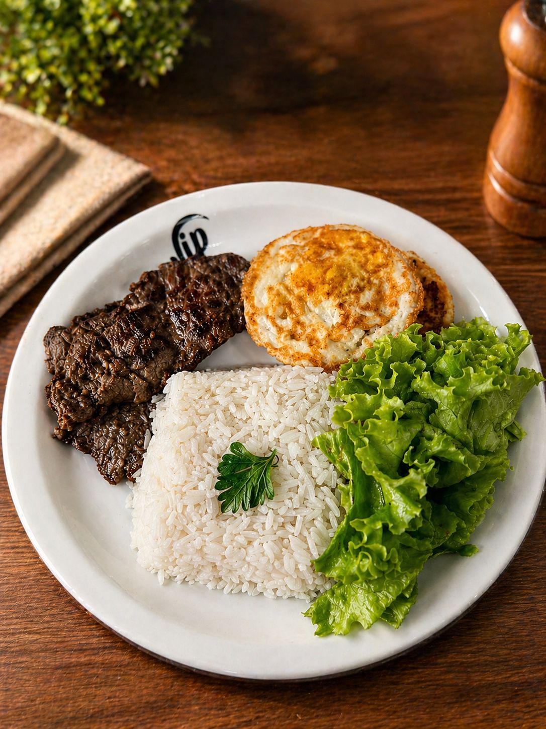 Refeição completa servida em cantina escolar VIP
